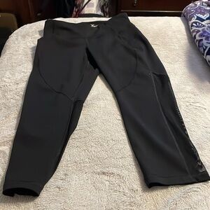 Old Navy Active Capris Sz M‎